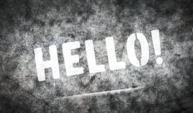 Beton duvara yazı spreyi boyanmış. Graffiti konsepti sanat hoş geldin alıntısı ve olumlu karşılama ikonu. Elinde şablonu olan bir boya. Şehir soyut sanat eserleri.