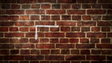 Duvara ok işareti spreyi boyanmış. Graffiti sanatı yön sembolü, seçim ve hedef kavramı. Hava fırçası el boyası. Şehir soyut sanat eserleri.