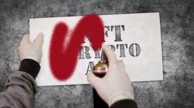 Beton duvara NFT Crypto Art spreyi çizilmiş. Graffiti konsepti koleksiyon sanatı hatıra ve engelleme teknolojisi. Elinde metin şablonu olan bir boya. Şehir soyut sanat eserleri.