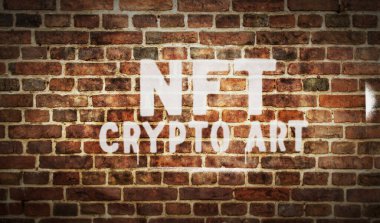 NFT Crypto Art spreyi tuğla duvara yazı yazmış. Şehir soyut sanat eserleri. Koleksiyon eşyalarının graffiti sanatı konsepti. Jeton ve zincir işi. Elinde yazı şablonuyla hava fırçası boyası.