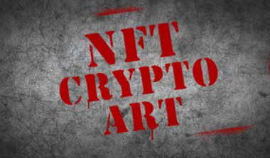 Beton duvara NFT Crypto Art spreyi çizilmiş. Graffiti konsepti koleksiyon sanatı hatıra ve engelleme teknolojisi. Elinde metin şablonu olan bir boya. Şehir soyut sanat eserleri.