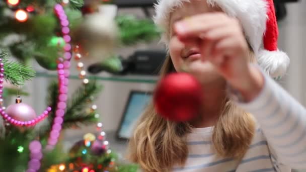 Ragazzina Felice Decora Albero Natale — Video Stock