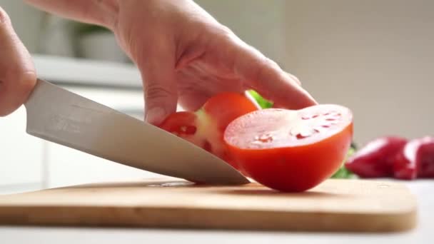 Close Mãos Femininas Cortar Tomate Vermelho Fatias Com Uma Faca — Vídeo de Stock