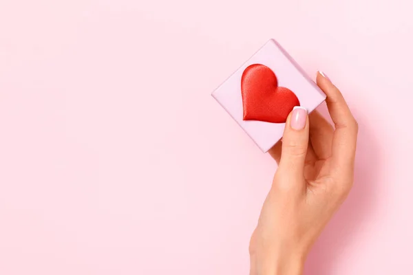 Una Mano Femenina Sostiene Una Caja Regalo Decorada Con Corazón — Foto de Stock