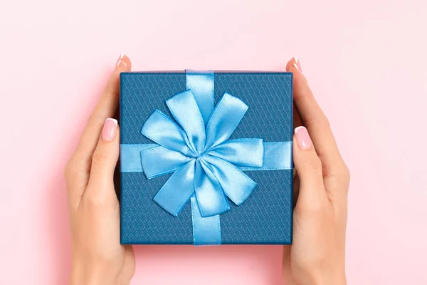 Mani Femminili Che Tengono Una Scatola Blu Regalo Con Regalo — Foto Stock