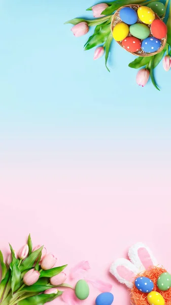 분홍색과 파란색 배경에 부활절 구성이 복제품 카드가 인사말 — 스톡 사진