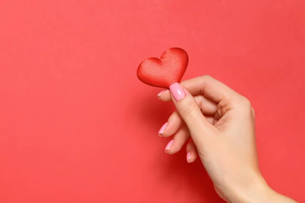 Concepto San Valentín Una Joven Sostiene Corazón Mano Sobre Fondo — Foto de Stock