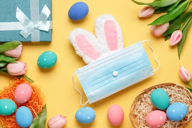 Mutlu Paskalyalar. Sarı arkaplanda düz bir tebrik kartı vardı.