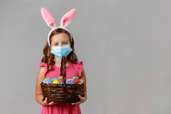Feliz Niña Linda Las Orejas Del Conejo Pascua Una Máscara —  Fotos de Stock