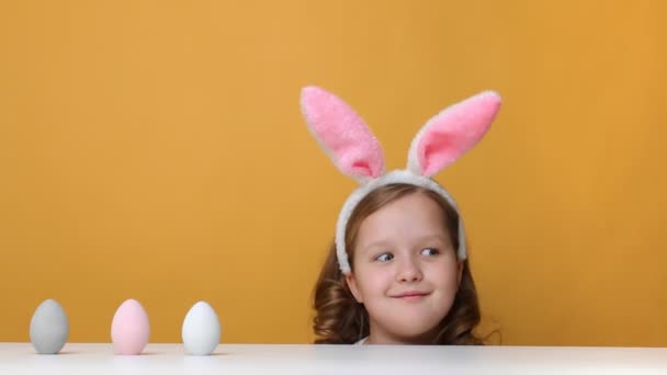Wesoła Dziewczynka Poluje Wielkanoc Dziecko Wychodzi Spod Stołu Łapie Jajko — Wideo stockowe