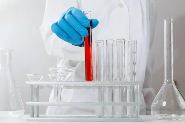 Laboratório Químico Homem Farmacêutico Analisa Tubo Ensaio Com Líquido Vermelho — Fotografia de Stock