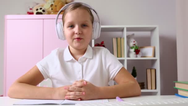 Enseñanza Distancia Casa Colegiala Estudia Línea Estudiante Auriculares Está Hablando — Vídeos de Stock