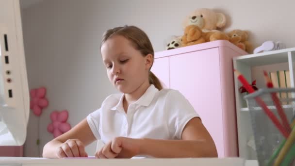 Belajar Jarak Jauh Rumah Seorang Siswi Sekolah Sedang Belajar Online — Stok Video