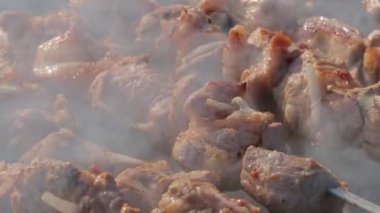 Brezilya 'da kızarmış shashlik pişiriyorum. Izgara ızgara. Yakın plan.
