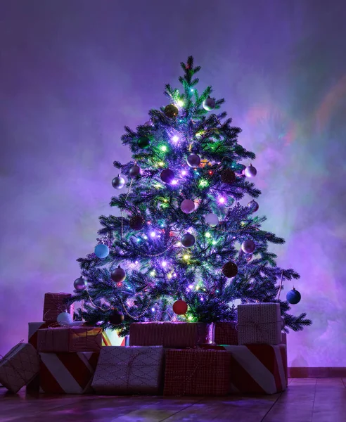 Illuminated Christmas Tree Lights Garland Gifts Dark — Stock Photo, Image