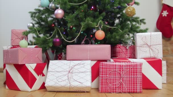 Primer Plano Las Cajas Regalo Navidad Bajo Árbol Con Luces — Vídeo de stock