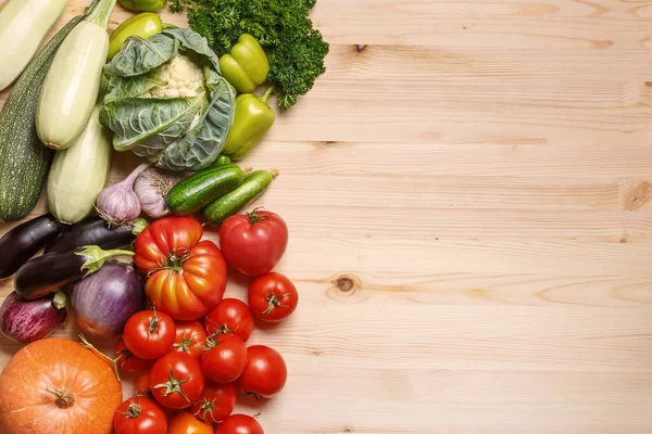 Vista Superior Las Verduras Cosecha Verdes Mesa Madera Con Espacio — Foto de Stock