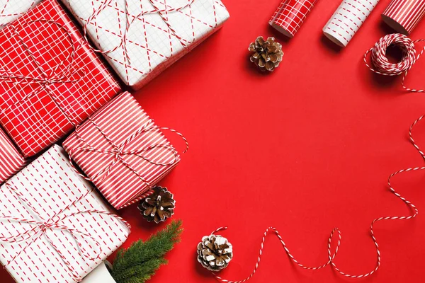 Presentes Natal Fundo Vermelho Com Lugar Para Texto Celebração Embrulho — Fotografia de Stock