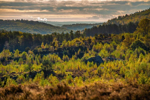 Orman Yeşil Tepeler Ufukta Tüten Bir Baca — Stok fotoğraf