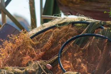 Yığının içinde eski balık ağları..