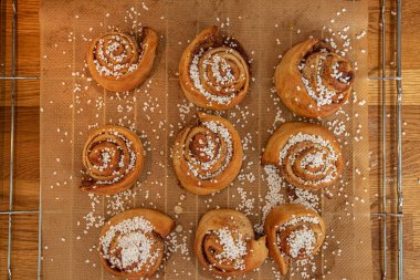 Pişirdikten sonra tabakta tarçınlı çörekler..