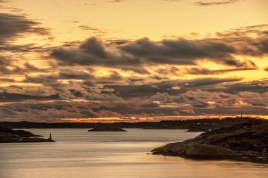 Bir takımada üzerinde sihirli turuncu altın gün batımı.