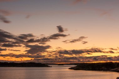 Bir takımada üzerinde sihirli turuncu altın gün batımı.