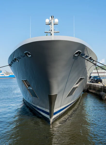 港の灰色のヨットの弓 — ストック写真