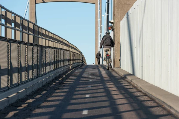 人们步行和骑自行车穿过吊桥 — 图库照片