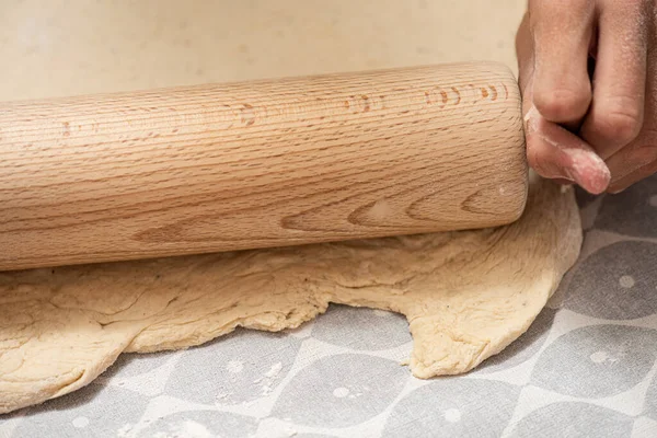 Rolling Pin Clignotant Une Pâte — Photo