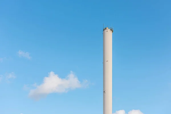 Chaminé Branca Alta Céu Azul — Fotografia de Stock