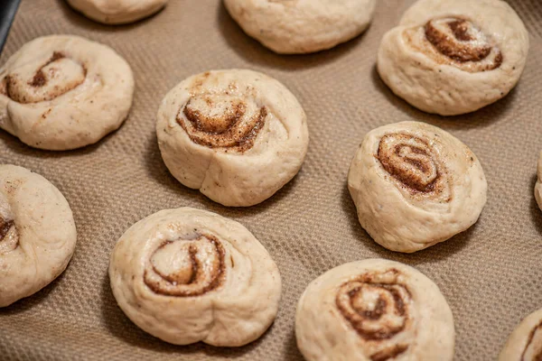 Bollos Canela Plato Antes Hornear — Foto de Stock