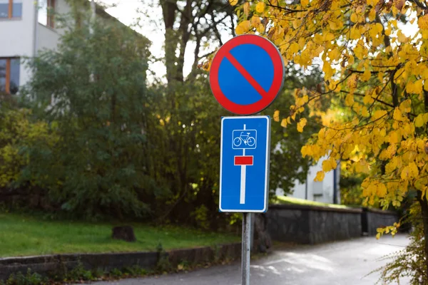 Sign Showing Parking Dead End Continuing Bike Path — Stock Photo, Image