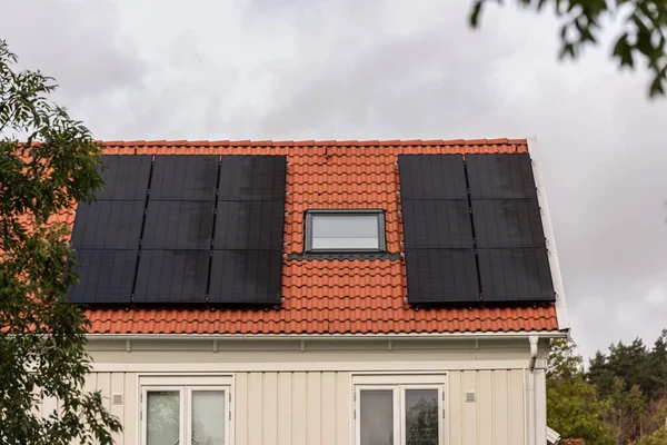 Casa Com Células Solares Telhado — Fotografia de Stock