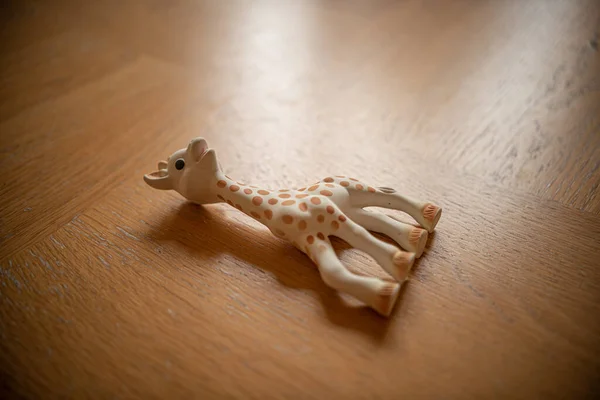 Girafa Brinquedo Uma Mesa Madeira — Fotografia de Stock