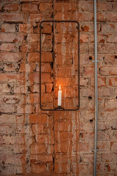 Kırmızı Tuğladan Bir Duvarda Minimalist Bir Tutucu Üzerinde Mum Işığı — Stok fotoğraf