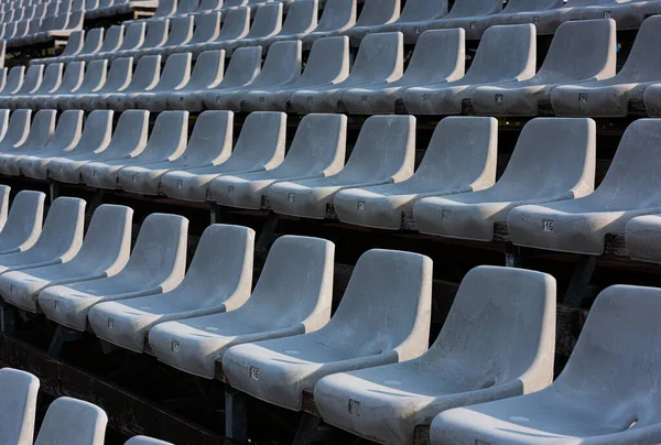 Leere Graue Sitze Auf Einer Sitztribüne — Stockfoto