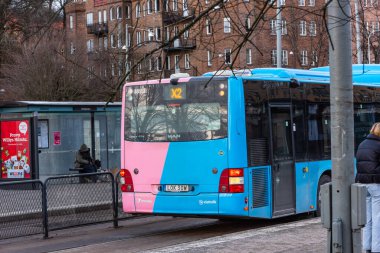 Göteborg, İsveç - 30 Ocak 2021: Linneplatsen 'den geçen X2 Rosa Ekspresi V hattında bir otobüsün arkası..
