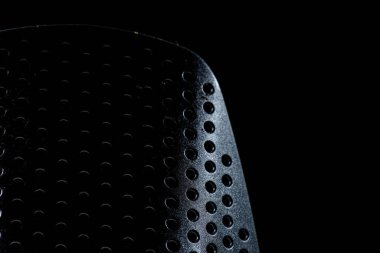 Küçük delikli mutfak aletine yakın çekim.