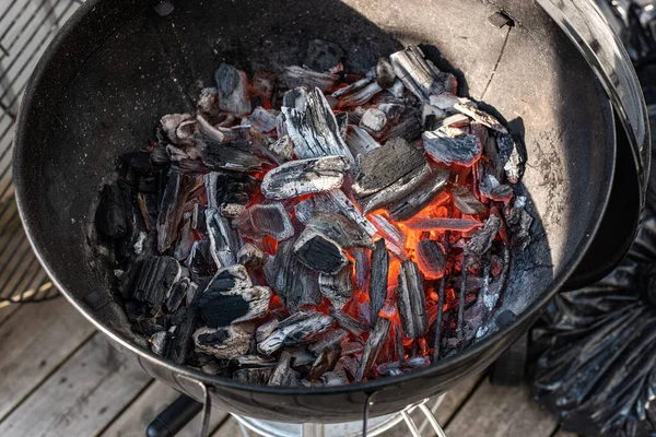 バーベキューで熱した石炭を焼く — ストック写真