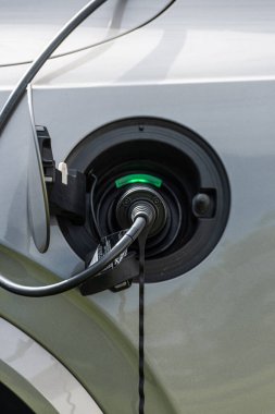 Göteborg, İsveç - 13 Haziran 2021: Halka açık şarj istasyonunda çalışan bir Volvo 'nun hibrit arabası.