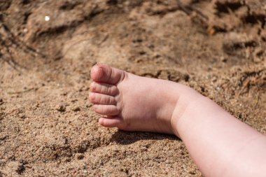 Kumda bir bebek ayağı.