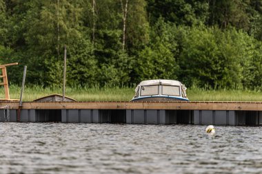 Yüzen rıhtımlara demir atmış küçük bir kruvazör..