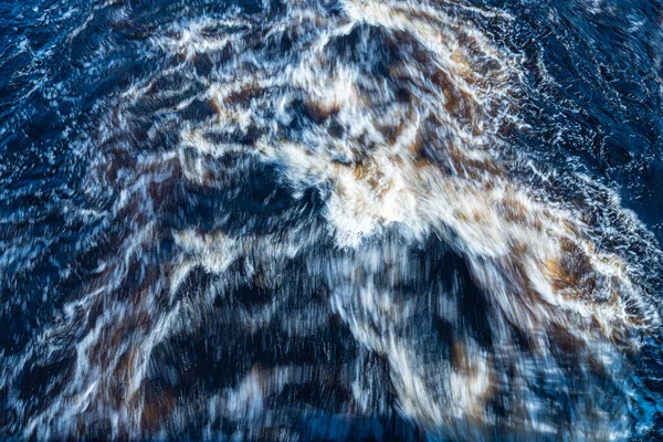 川を流れる茶色の水 — ストック写真