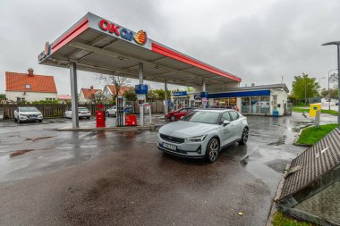 Göteborg, İsveç - 15 Mayıs 2021: Bir benzin istasyonunda Polestar 2 elektrikli araba..