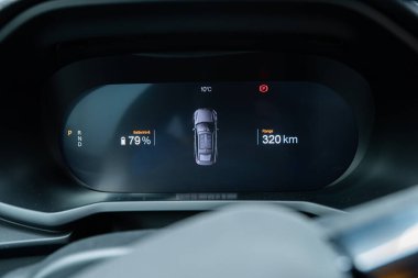 Göteborg, İsveç - 15 Mayıs 2021: Sürücüler bir Polestar 2 elektrikli otomobilinin bilgilerini sergiliyor..