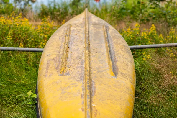 Canoa Amarilla Acostada Boca Abajo — Foto de Stock