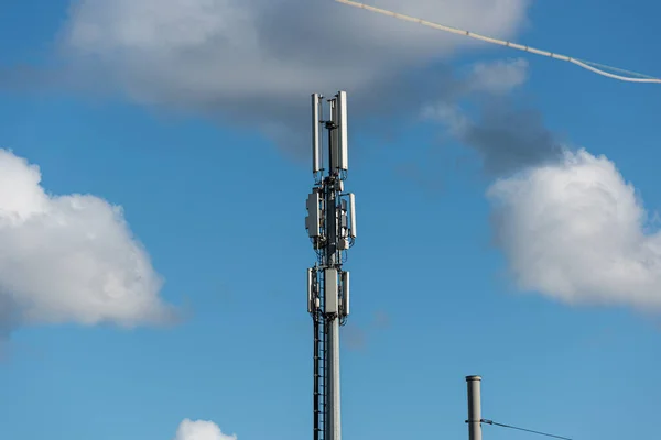 Torre Con Diversi Tipi Trasmettitori Antenne Cellulari — Foto Stock