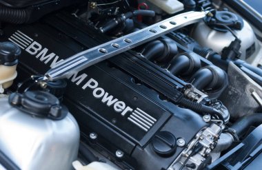 Lindesnes, Norveç - 18 Ağustos 2005: Bir BMW S50B30 motoru ve bir E36 M3 destek çubuğu..