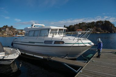 Lindesnes, Norveç - 15 Nisan 2004: Viknes 900 Combi sürat teknesi marinada.